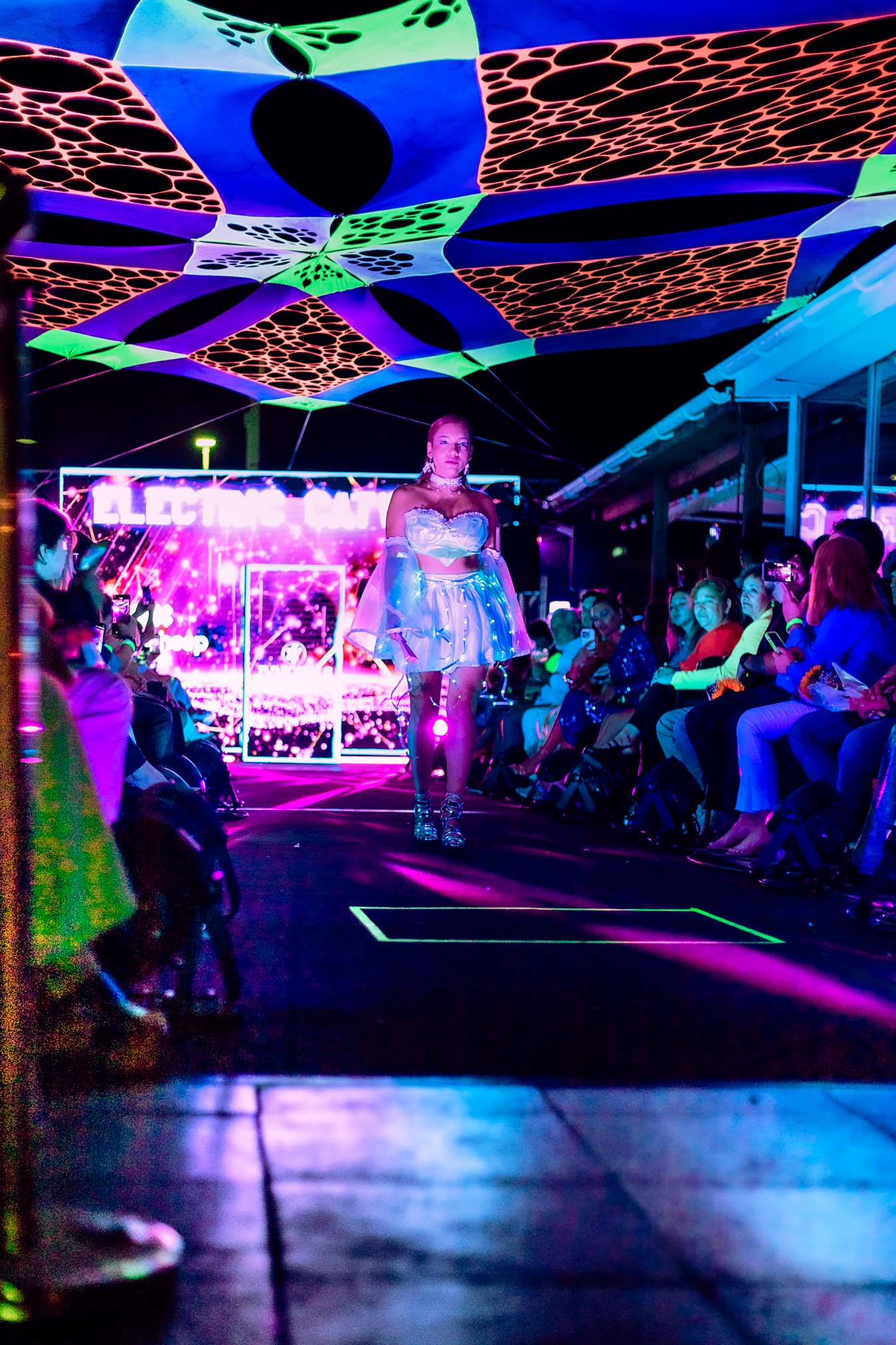 LOOKBOOK Electric Catwalk Style Mood Vibe Fluor Neon Glitter Nights Photoshoot Memories of Tokio Sheep