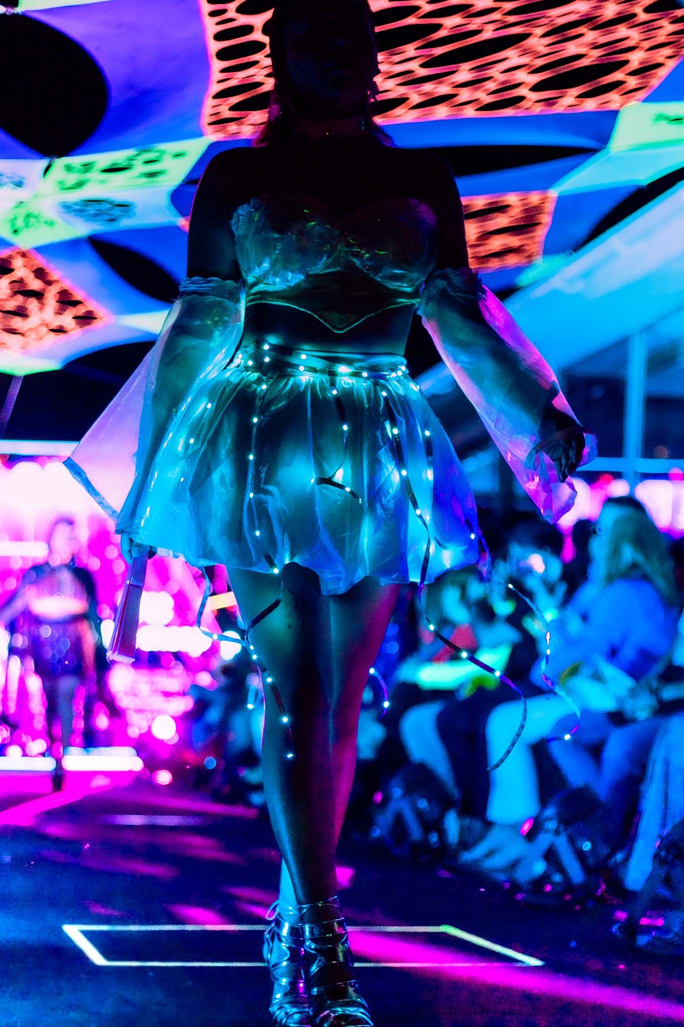 LOOKBOOK Electric Catwalk Style Mood Vibe Fluor Neon Glitter Nights Photoshoot Memories of Tokio Sheep