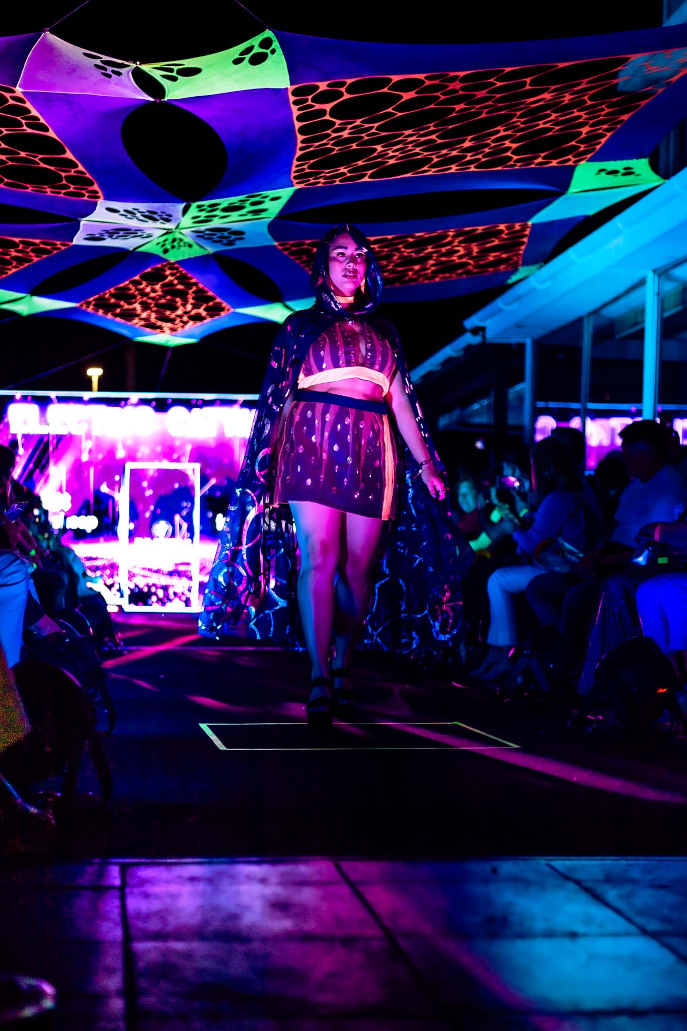 LOOKBOOK Electric Catwalk Style Mood Vibe Fluor Neon Glitter Nights Photoshoot Memories of Tokio Sheep