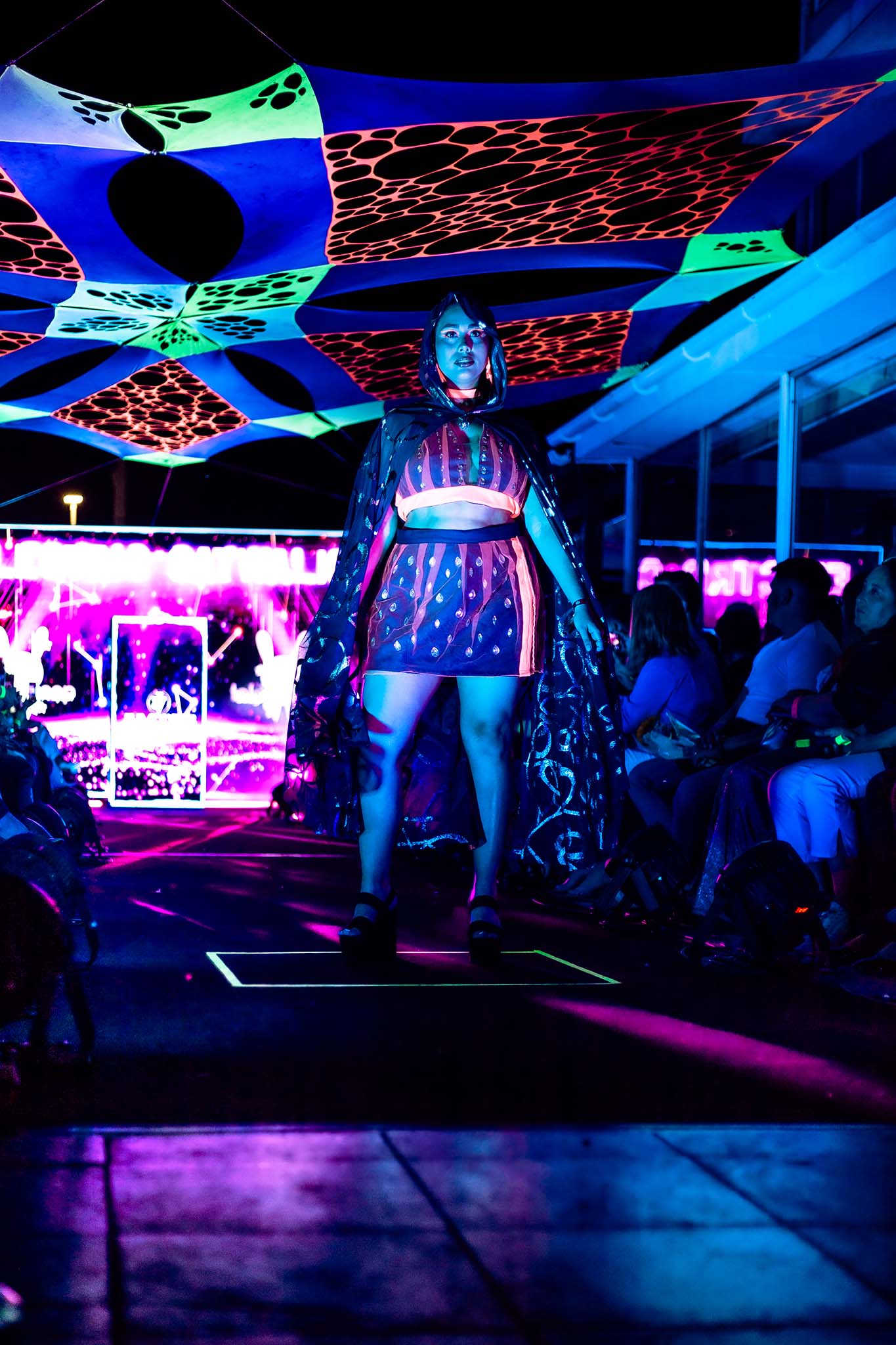 LOOKBOOK Electric Catwalk Style Mood Vibe Fluor Neon Glitter Nights Photoshoot Memories of Tokio Sheep