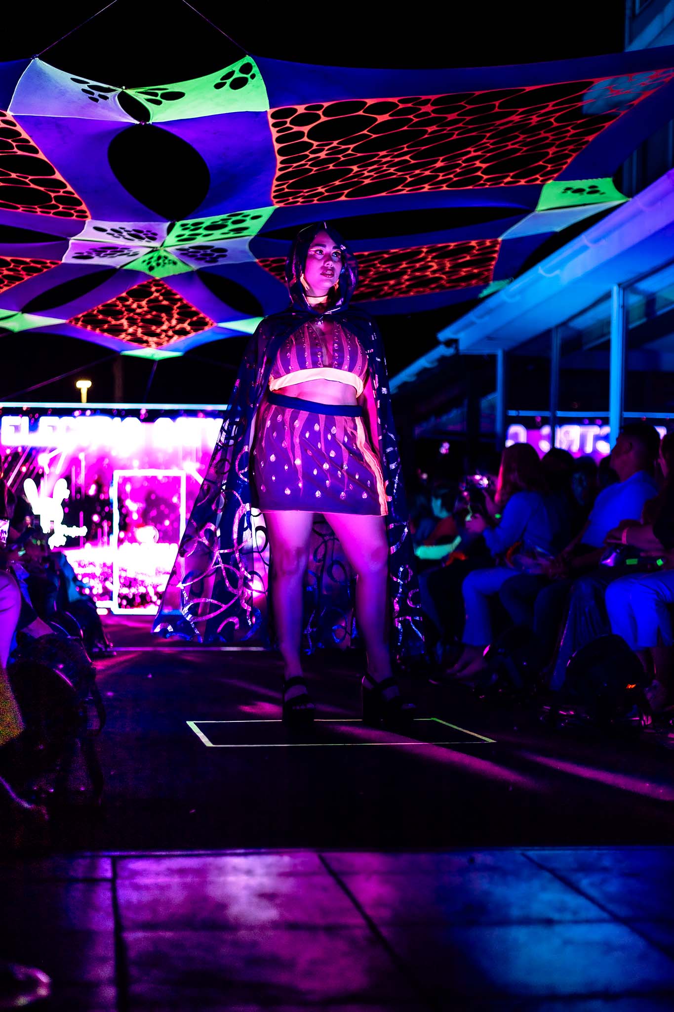 LOOKBOOK Electric Catwalk Style Mood Vibe Fluor Neon Glitter Nights Photoshoot Memories of Tokio Sheep