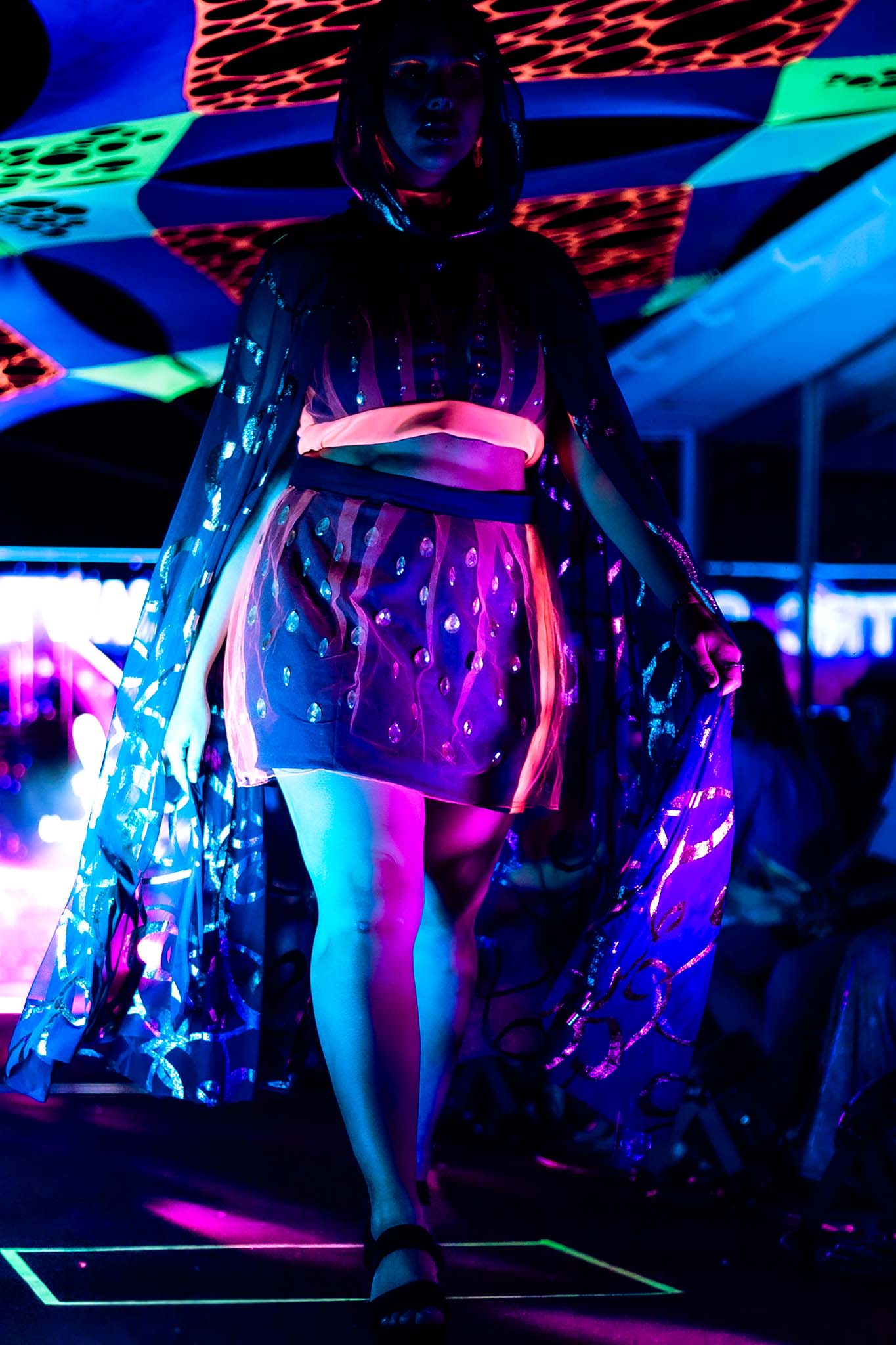 LOOKBOOK Electric Catwalk Style Mood Vibe Fluor Neon Glitter Nights Photoshoot Memories of Tokio Sheep