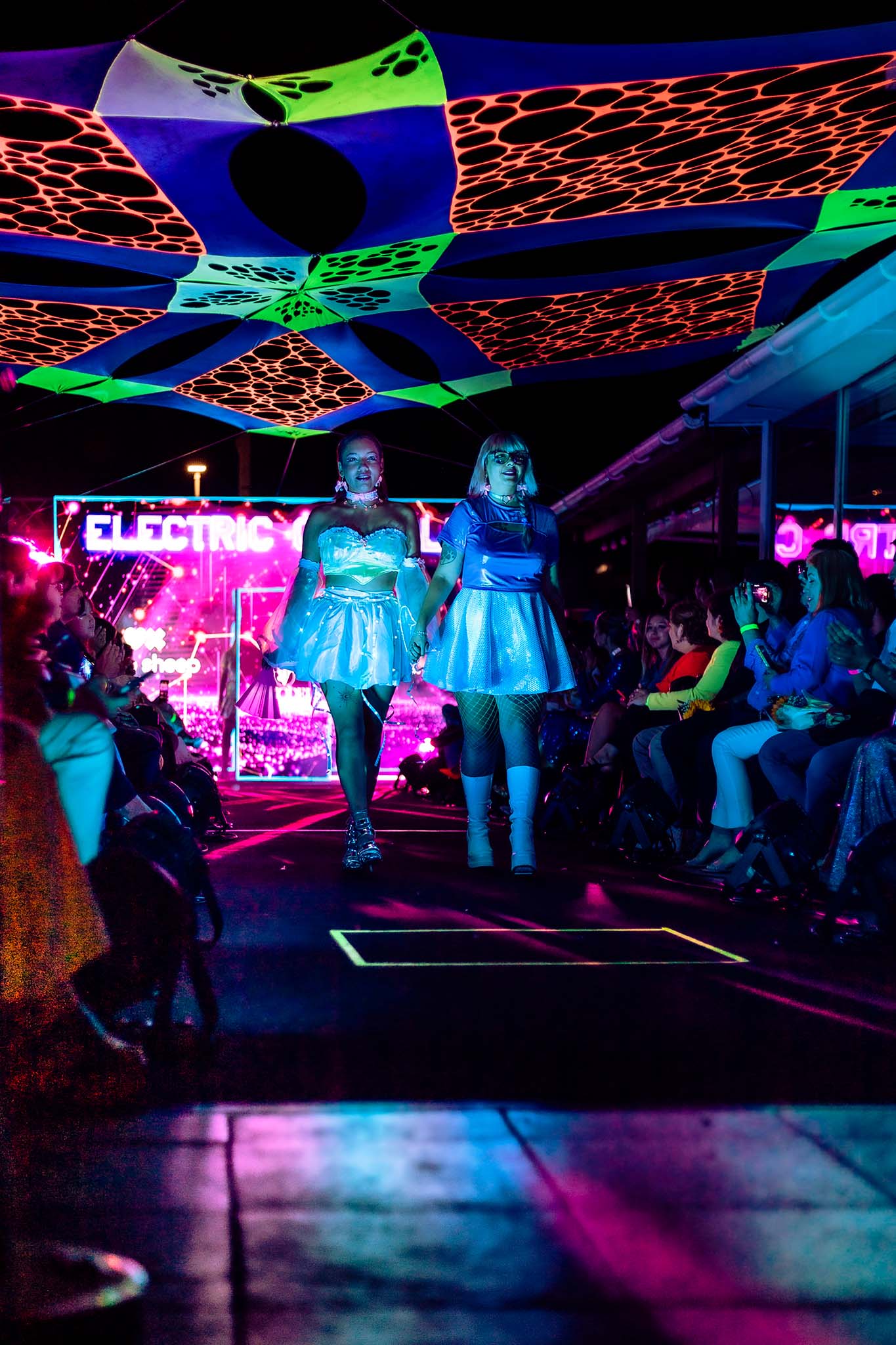 LOOKBOOK Electric Catwalk Style Mood Vibe Fluor Neon Glitter Nights Photoshoot Memories of Tokio Sheep